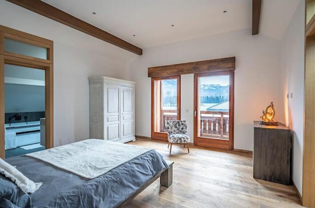 3 habitaciones, escritorio y tabla de planchar con plancha 