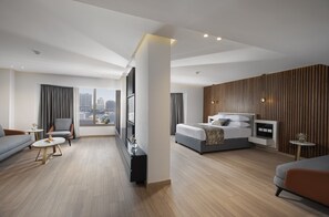 خزنة داخل الغرفة وستائر تعتيم وتجهيزات عازلة للصوت ومكواة/لوح كي