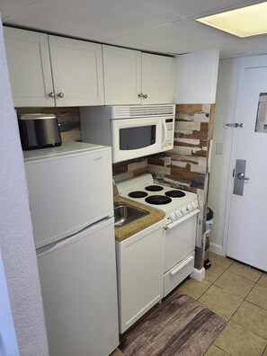 Fridge, microwave, oven, stovetop - Lovely ocean-view condo right on the beach SC12 (Myrtle Beach)