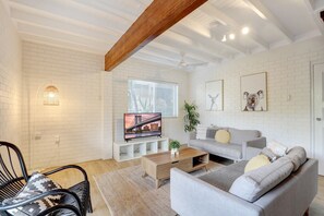 Smart TV - Beautiful Beachhouse Centrally Located (Point Lookout)