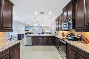 Kylskåp, mikrovågsugn, ugn och diskmaskin