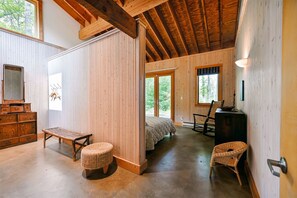 3 bedrooms, desk, WiFi, bed sheets