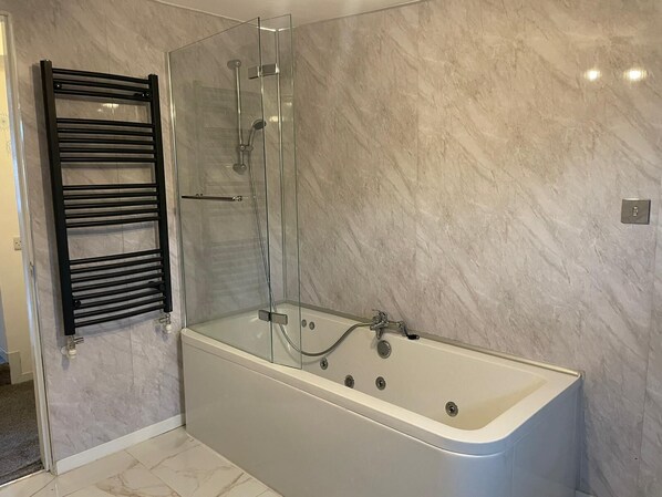 Bathroom - Impeccable 4 Bedroom Hiuse inn Glasgow (Glasgow)