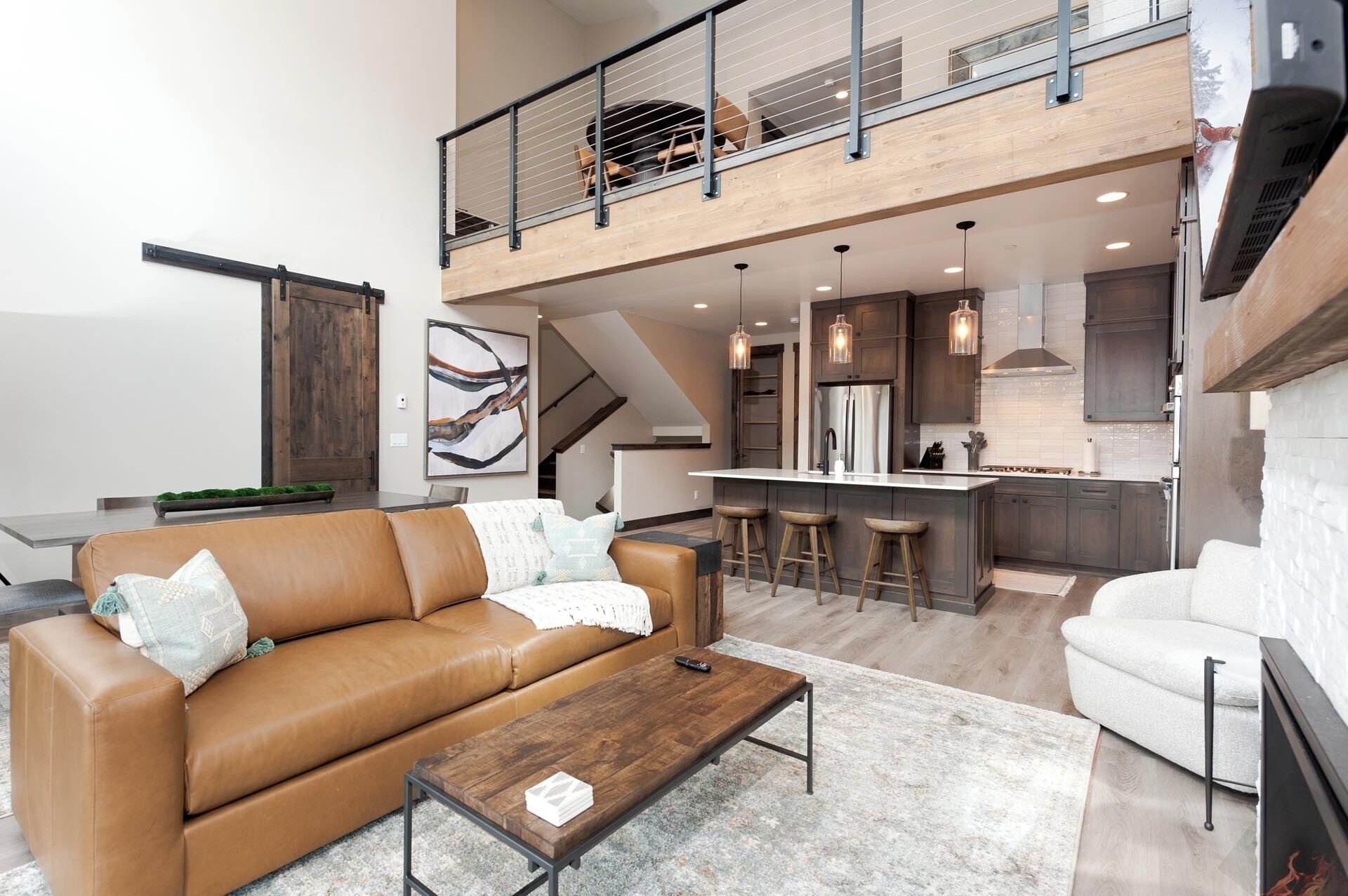 Ein modernes Loft-Apartment mit Wohnzimmer, Küche und einer Zwischenebene.