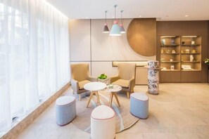 A modern hotel lobby with a seating area, a reception desk, and a display of items. - Homeinn · neo (Tianjin Railway Station Binjiang Avenue Pedestrian Street) (Tianjin)