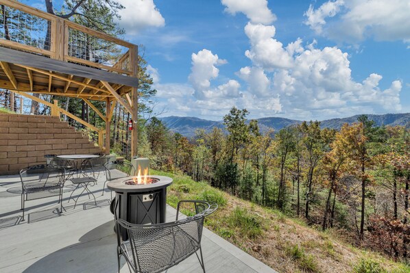 Outdoor dining - Three Bedroom Two Bath with Hot Tub, Pool Access, and Beautiful Views (Townsend)