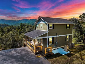 Exterior - Three Bedroom Two Bath with Hot Tub, Pool Access, and Beautiful Views (Townsend)