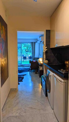 Au Calme Piscine au Cœur du Village Havre de Paix Climatisation