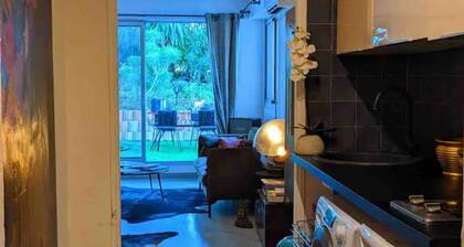 Au Calme Piscine au Cœur du Village Havre de Paix Climatisation