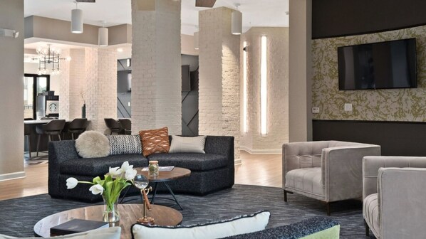 Smart TV - Landing | Modern 2BD, Courtyard, Pool (Chesterfield)