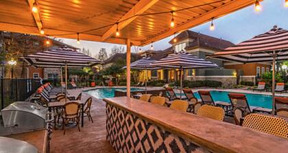 Landing | Modern 1BD, Gym, Clubhouse