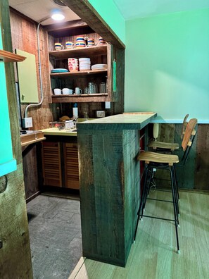 Réfrigérateur, plaque de cuisson, cafetière/bouilloire, grille-pain