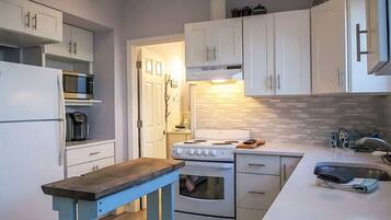 Fridge, microwave, oven, coffee/tea maker