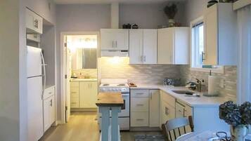 Kjøleskap, mikrobølgeovn, ovn og kaffetrakter/tekoker