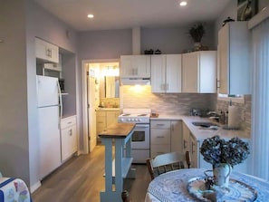 Fridge, microwave, oven, coffee/tea maker