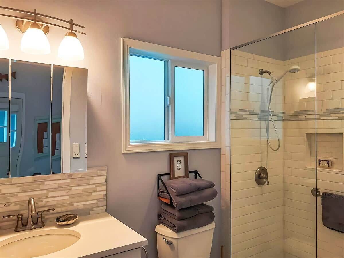 Douche, sèche-cheveux, shampoing