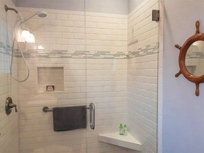 Dusche, Haartrockner, Shampoo