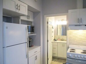 Kjøleskap, mikrobølgeovn, ovn og kaffetrakter/tekoker