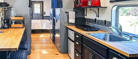 電子レンジ、コンロ、コーヒー / ティーメーカー、トースター