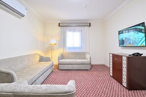 家庭開放式客房, 城市景觀 | 起居區 | 電視、串流服務