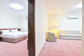 Apartamento Deluxe, vistas a la ciudad | Zona de estar | Una televisión, servicios de streaming