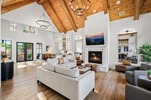 Smart TV, fireplace, video games, table football - Summit Skye ~ 7BR, Indoor Pool, Hot Tub, Gym, Amazing Views! (Sevierville)