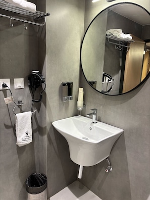 Habitación individual ejecutiva | Baño | Regadera, regadera tipo lluvia, secadora de cabello, toallas