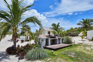 Property grounds - Brand New Villa on Pink-Sand Beachfront Estate with Shared Pool (Governors Harbour)