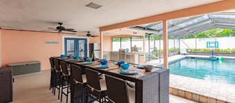 NEW PoolHouse/4Bdr/3Bath/9 Beds /Dog/OutdoorKitchen/HeatedPool/Fireplaces/Golf