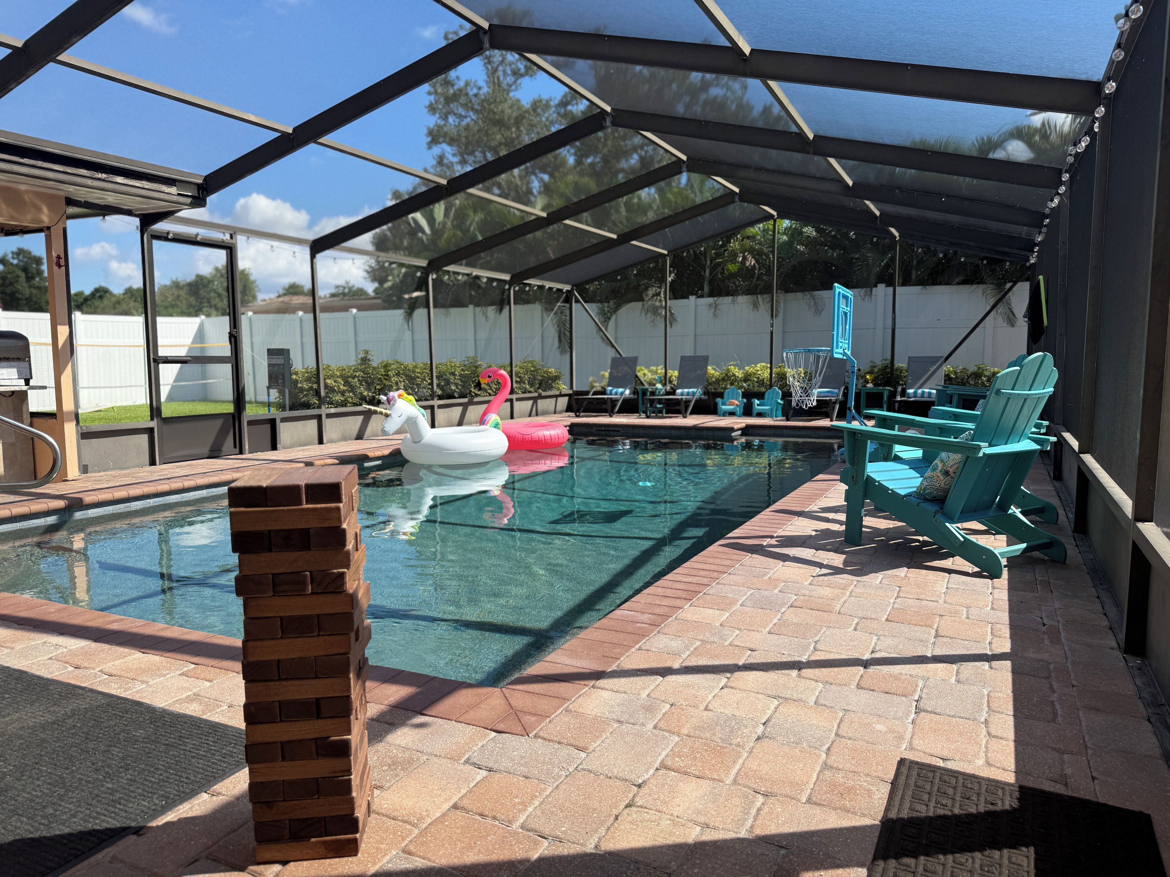 Une piscine avec des chaises longues et des jeux gonflables.