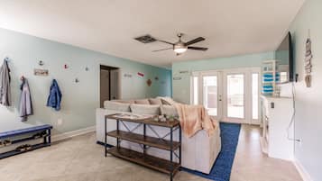 Smart TV, chimenea, videojuegos y futbolito