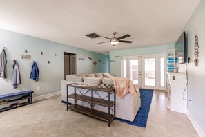 Una Smart TV, una chimenea, videojuegos, un futbolín