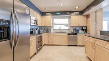 Geladeira, micro-ondas, fogão, cooktop