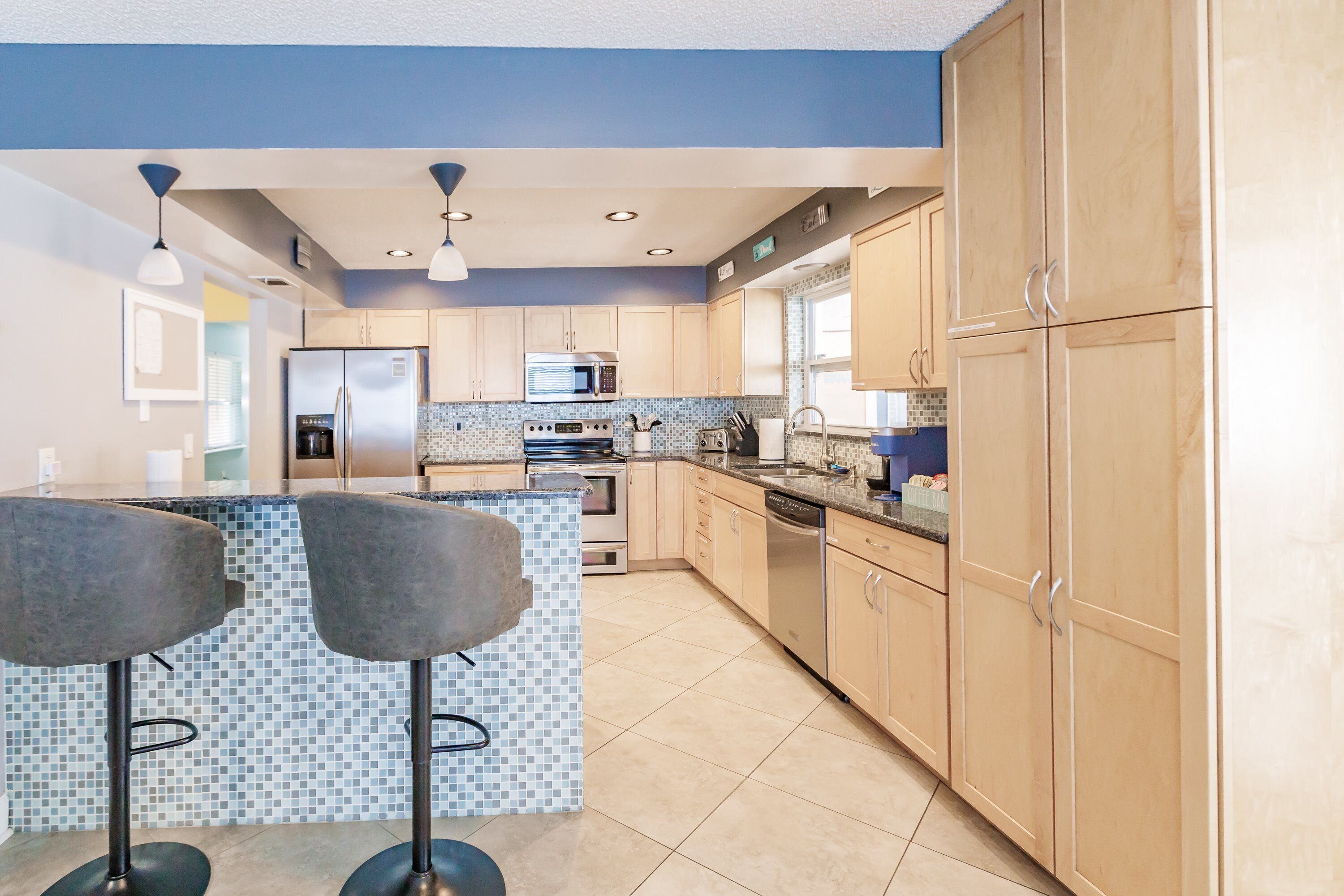 Kjøleskap, mikrobølgeovn, ovn og kokeplater