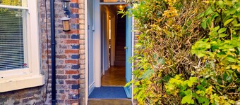 Upscale Family Home, Beautiful Setting