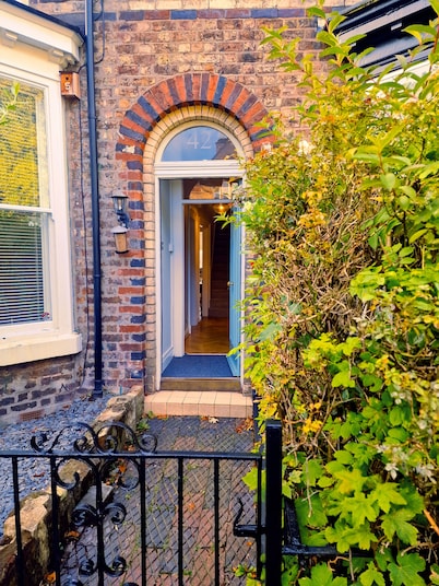 Upscale Family Home, Beautiful Setting