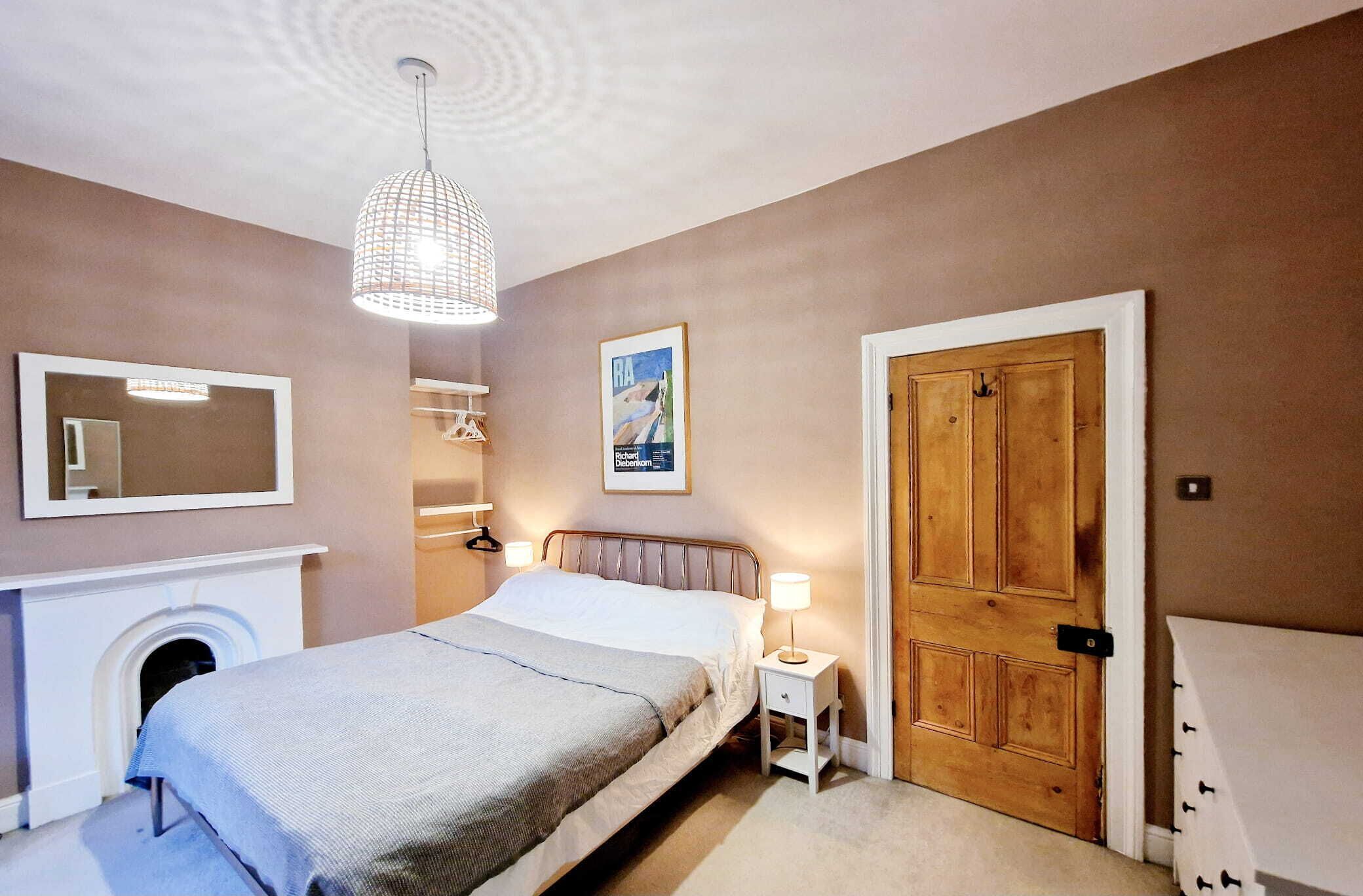 2 bedrooms, iron/ironing board, internet, bed sheets