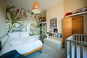 Room - Upscale Family Home, Beautiful Setting (Merseyside)