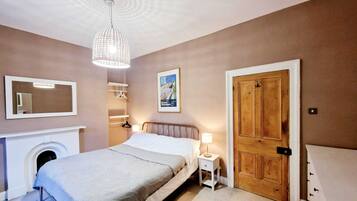 2 bedrooms, iron/ironing board, Internet, bed sheets