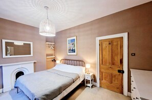 2 bedrooms, iron/ironing board, Internet, bed sheets