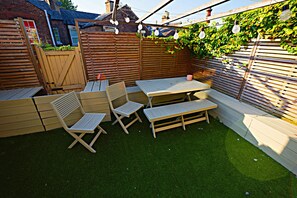 Outdoor dining - Upscale Family Home, Beautiful Setting (Merseyside)