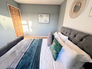3 bedrooms, iron/ironing board, free wired internet, bed sheets - Ashford Blissful Retreat Modern 3-bed House (Ashford)