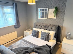 3 bedrooms, iron/ironing board, free wired internet, bed sheets - Ashford Blissful Retreat Modern 3-bed House (Ashford)