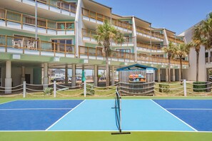 Sport court - Beachfront Resort La Mirage Condo With Water Views (Port Aransas)