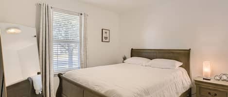 3 bedrooms, desk, iron/ironing board, travel cot
