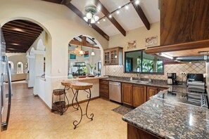 冷蔵庫、電子レンジ、オーブン、コンロ