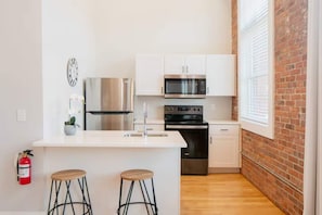 Cafetera y tetera, refrigerador, microondas y horno
