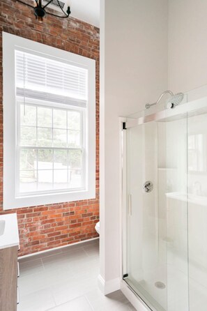 Shower, hair dryer, towels, soap - Jennifer’s Riverfront Loft | State House Views (Providence)