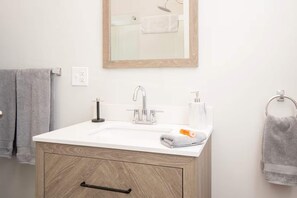 Douche, séchoir à cheveux, serviettes fournies, savon