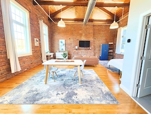 1 bedroom, desk, iron/ironing board, free WiFi - Jennifer’s Riverfront Loft | State House Views (Providence)